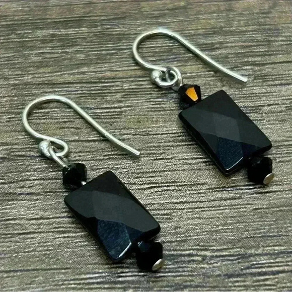 Small Black Glass Beads Silver Tone Dangle Earrings - Picture 1 of 2